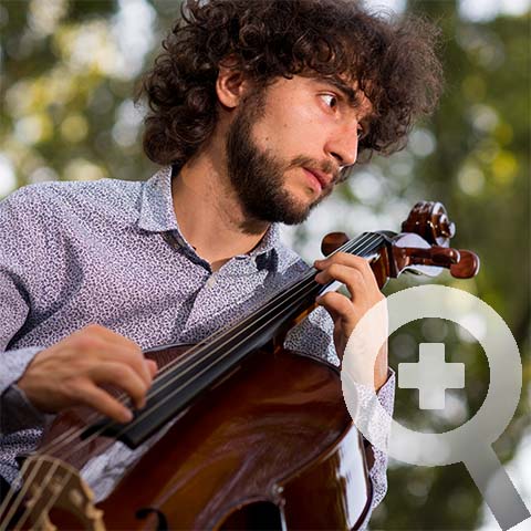 Raúl Vázquez playing cello. Picture by Roberto Vega