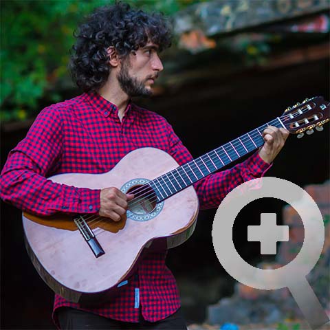 Raúl Vázquez with classical guitar. Picture by Roberto Vega