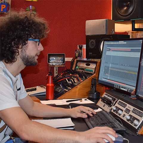 Raúl Vázquez mixing on El señor Guindilla Records Studio 1